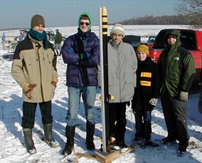 El equipo del Instituto Amity posa con su participante en el Team America Rocketry Challenge (TARC)